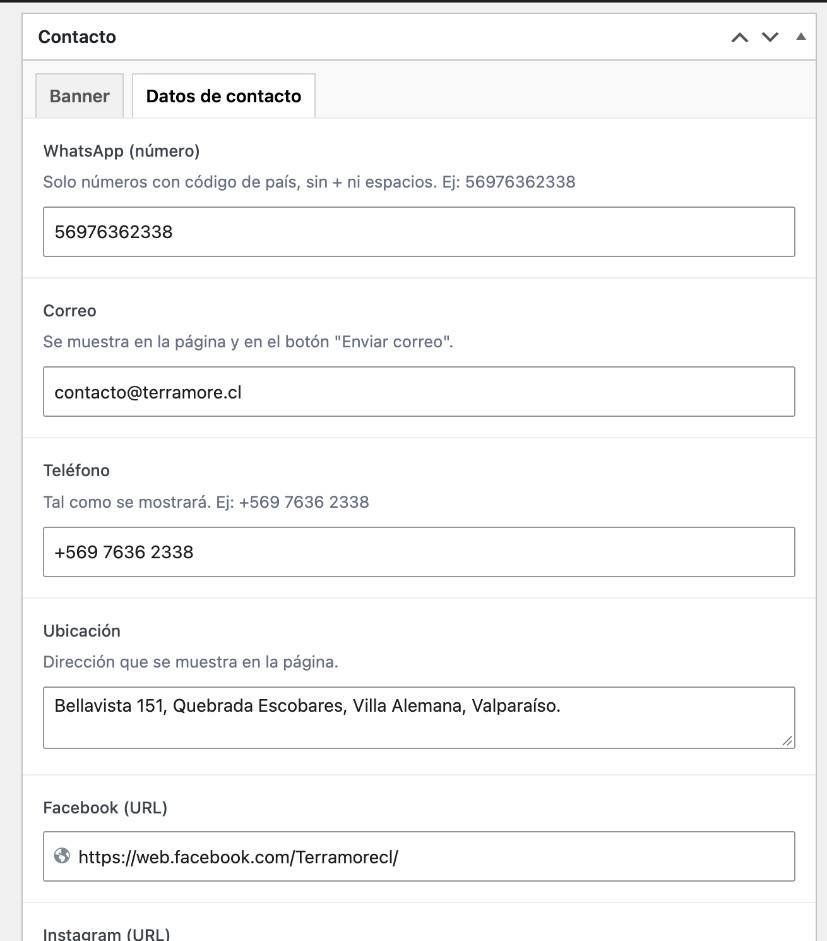Pestaña Datos de contacto de la página Contacto con los campos WhatsApp, Correo, Teléfono, Ubicación y Facebook.
